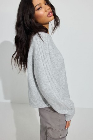 Garage Spongy Loose Crewneck Women Sweater Light Grey | A-0231754